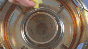 金字淡咸肉加姜片、料酒，冷水入鍋焯水。