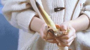 春筍切滾刀塊，加少許鹽，焯水備用。