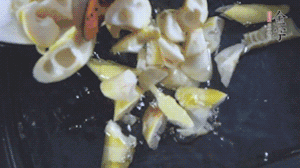 將淡咸肉、春筍、五花肉一起放入鍋中。