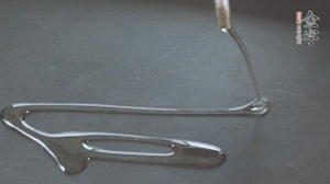 鍋中加少許油，爆香蔥姜蒜、香料 ，喜歡麻的也可以加點(diǎn)花椒！接著放入郫縣豆瓣醬煸炒出紅油。