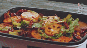 加入金字麻辣香腸，翻炒5分鐘左右。再加入之前準(zhǔn)備好的蔬菜，翻炒均勻，最后放入蝦。