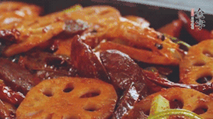 撒上芝麻和蔥，一道鮮香熱辣的麻辣香腸香鍋就做好了！