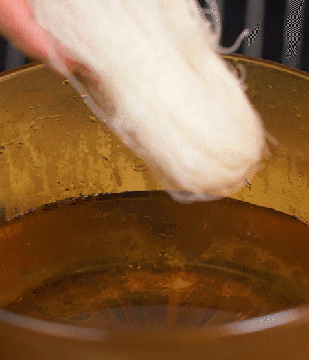 咸肉剁成咸肉糜，加入蔥姜末、香油攪拌均勻。