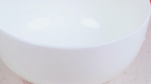 香腸切片，南瓜洗凈去皮切小塊，洋蔥切絲，米淘洗干凈備用。