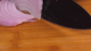 鍋中少許油，熱油倒入香腸煸炒出油，倒入南瓜塊、洋蔥翻炒片刻。