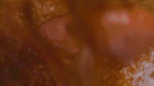 米放電飯鍋，倒入配菜，湯汁一起倒入（湯汁剛好沒過食材即可），電飯鍋開啟煮飯模式，煮好燜20分鐘，撒蔥花。