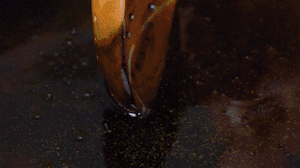 茄子切成長條，拍上生粉入油鍋炸制。