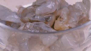 蝦去殼去蝦線，加姜絲、鹽腌制15分鐘，微煎1分鐘備用。