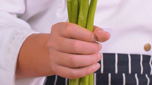 蘆筍刨去老筋，斜切小段。