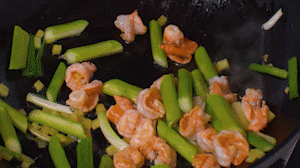 加入煎好的蝦仁，XO醬，以適量鹽、糖進(jìn)行調(diào)味翻炒。