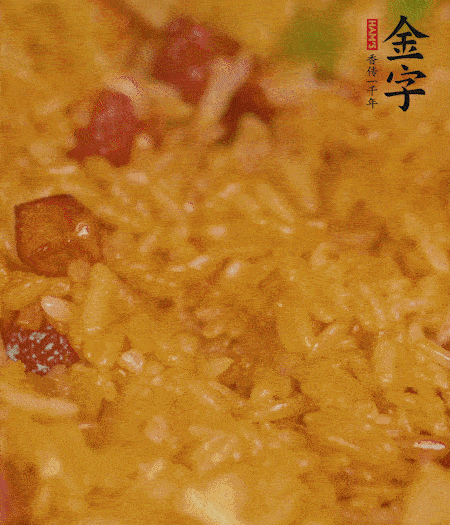 放一撮鹽、生抽少許，倒入炸好的芋頭。最后撒蔥花、蒜末翻炒均勻。