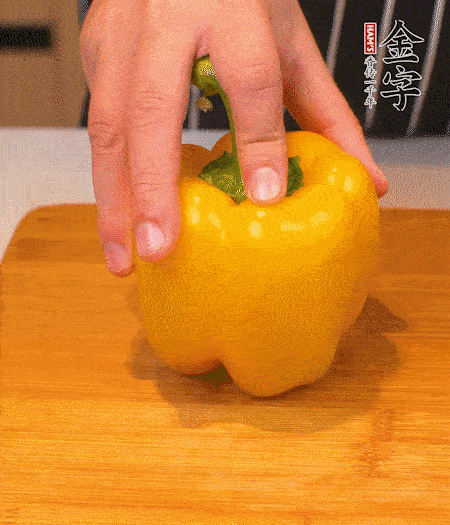 干花菇提前泡發(fā)，胡蘿卜、青椒、黃椒和花菇切丁，小紅椒切圈，小蔥切末。