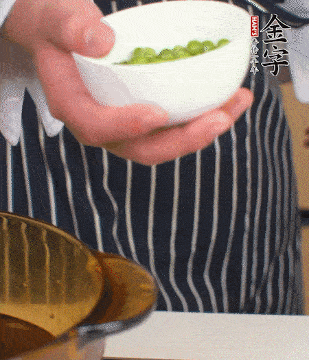 胡蘿卜、豌豆和干花菇焯水。