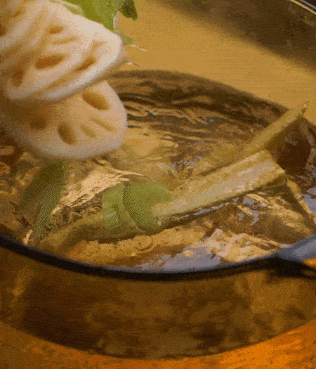 把玉米筍（對半切開）、西芹（切斜片）、蓮藕（切片），放入開水鍋內(nèi)，加點少許鹽、油，汆燙2分鐘。