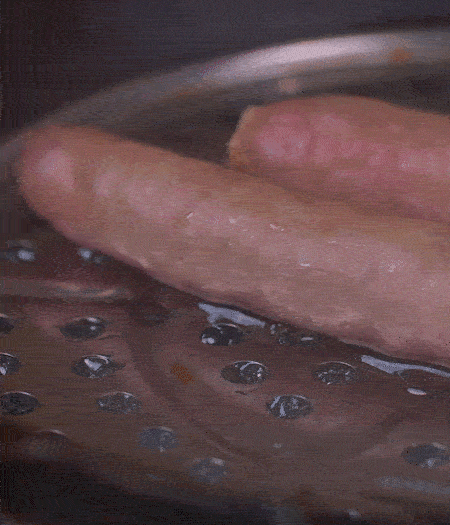 金字10°鮮低溫香腸蒸10分鐘后，切片。