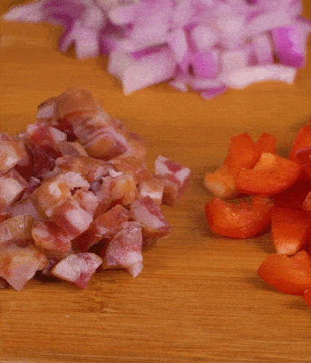 黃椒、紅椒、白洋蔥、土豆、大蔥分別切丁。金字10°鮮低溫香腸切丁。