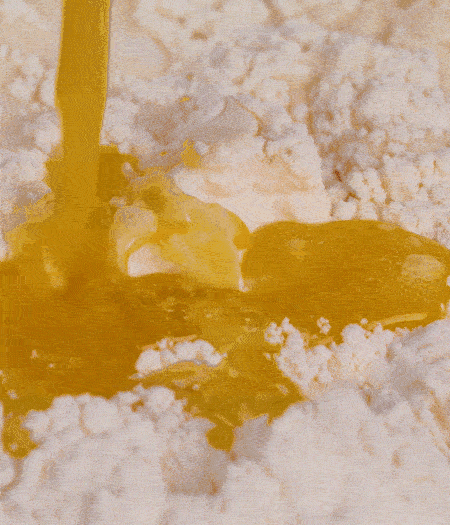 加融化的30g黃油（要不熱再倒）、黃椒、紅椒、白洋蔥、土豆、大蔥、香腸繼續(xù)攪拌均勻。