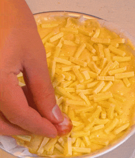 撒上馬蘇里拉芝士，用香腸片裝飾表面，180攝氏度烤箱烤20-25分鐘。