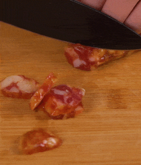 香腸切薄片。