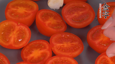 洗凈晾干的小番茄，對(duì)半切開(kāi)，加切塊的大蒜、迷迭香、黑胡椒、橄欖油190度烤40分鐘、200度烤20分鐘。