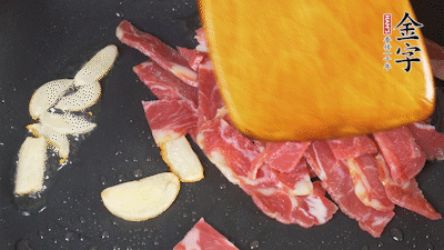 意面按照包裝時(shí)間煮熟過(guò)涼水，金字淡火腿切成小片。