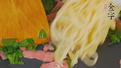 鍋中倒油燒熱，蒜片煸香，淡火腿略翻炒。