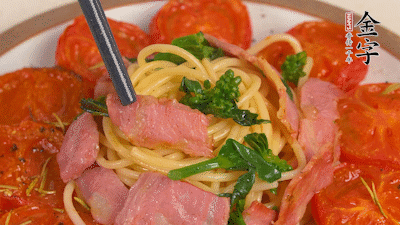 加菜花翻炒1分鐘后加意面，翻炒1分鐘后用少許鹽、黑胡椒調(diào)味即可。