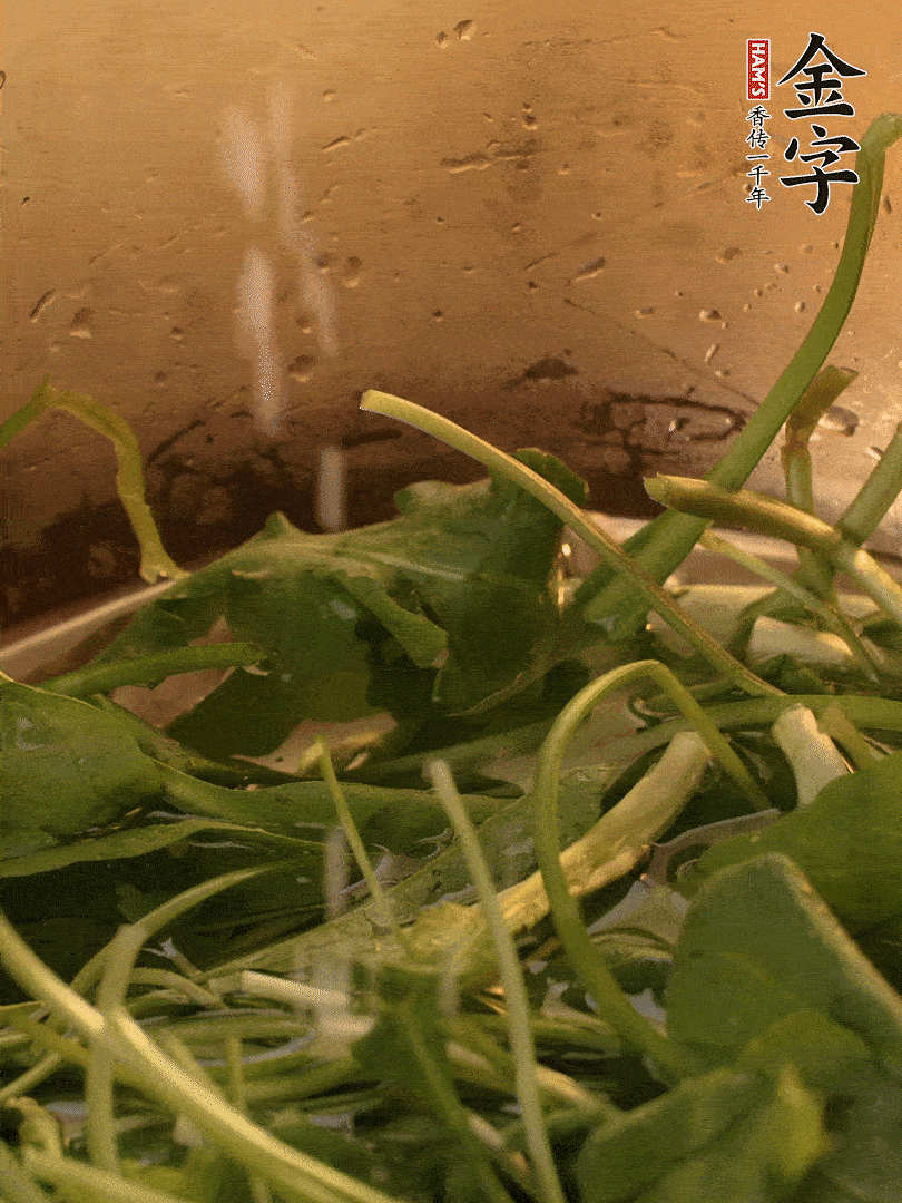 薺菜去掉根部，加小蘇打、鹽熱水沸騰燙軟。