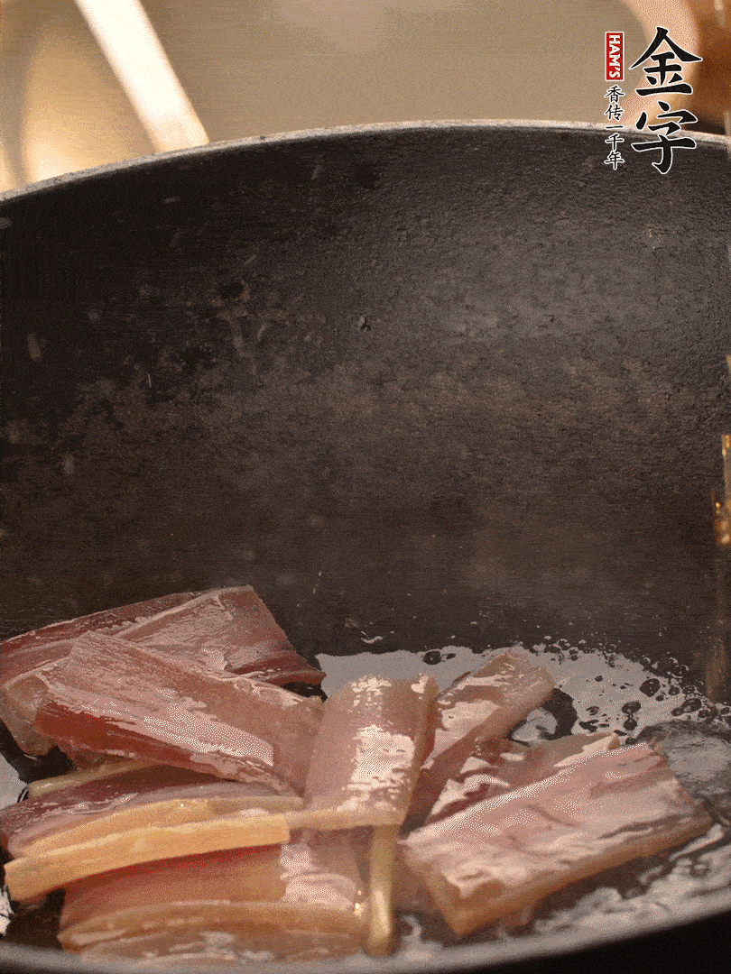 再下春筍繼續(xù)翻炒。