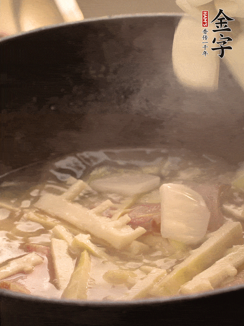 加一點開水后，放年糕燜2分鐘至軟。