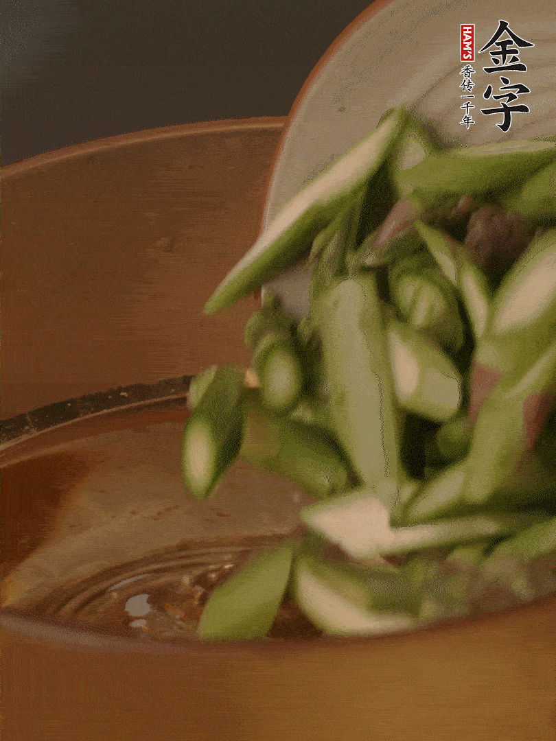 蘆筍、白玉菇焯水30秒備用。