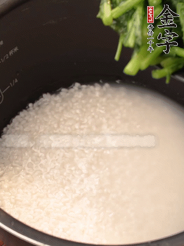 茼蒿、香腸放入浸泡好的大米，水沒過大米半指煮熟。