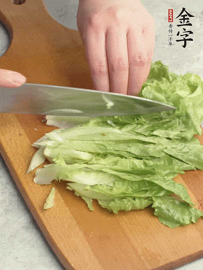 胡蘿卜、生菜、黃瓜切絲。