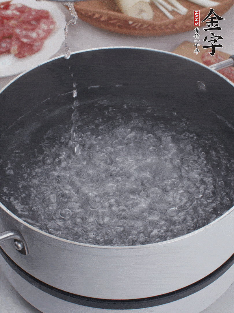 春筍去殼切片，焯水3分鐘。