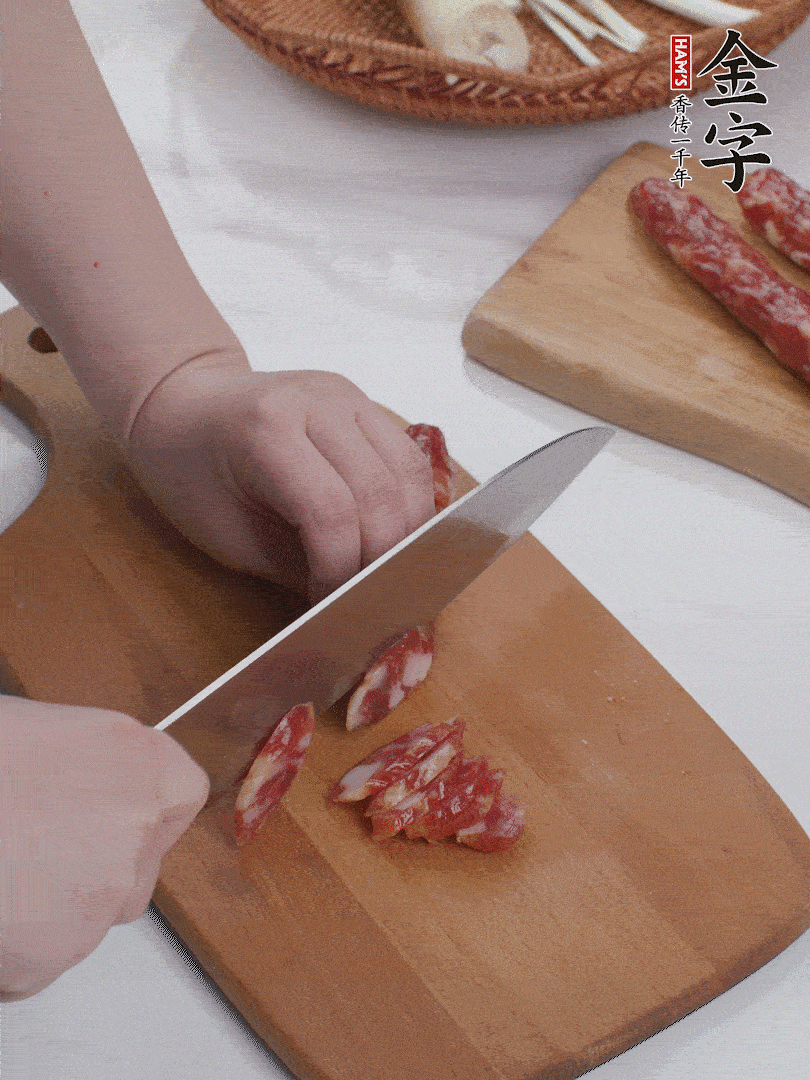 金字香腸切薄片。