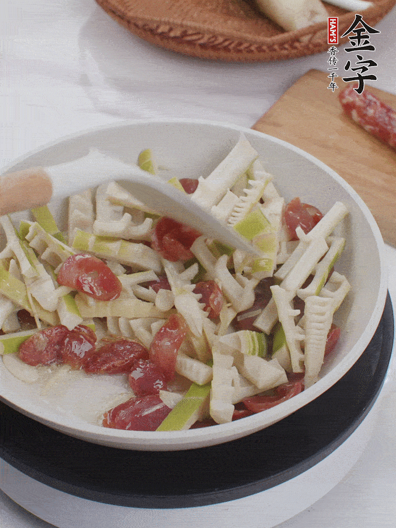 下春筍翻炒均勻，一小撮鹽調(diào)味。