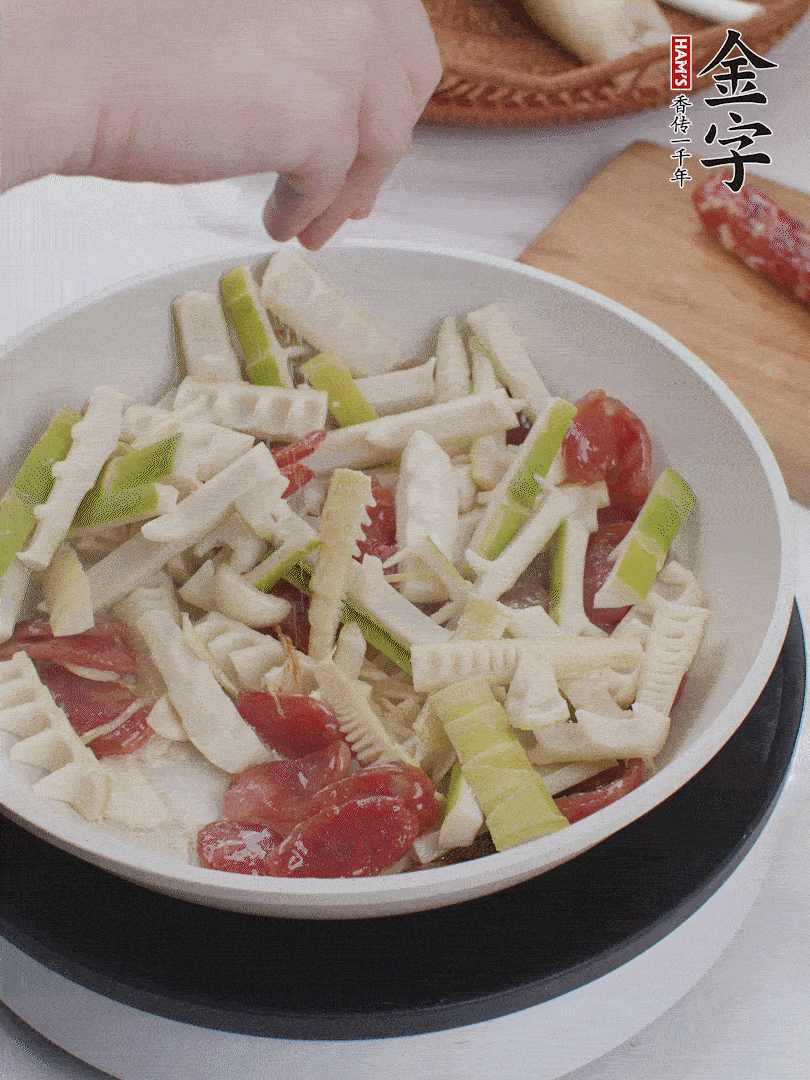 出鍋前撒蔥花。