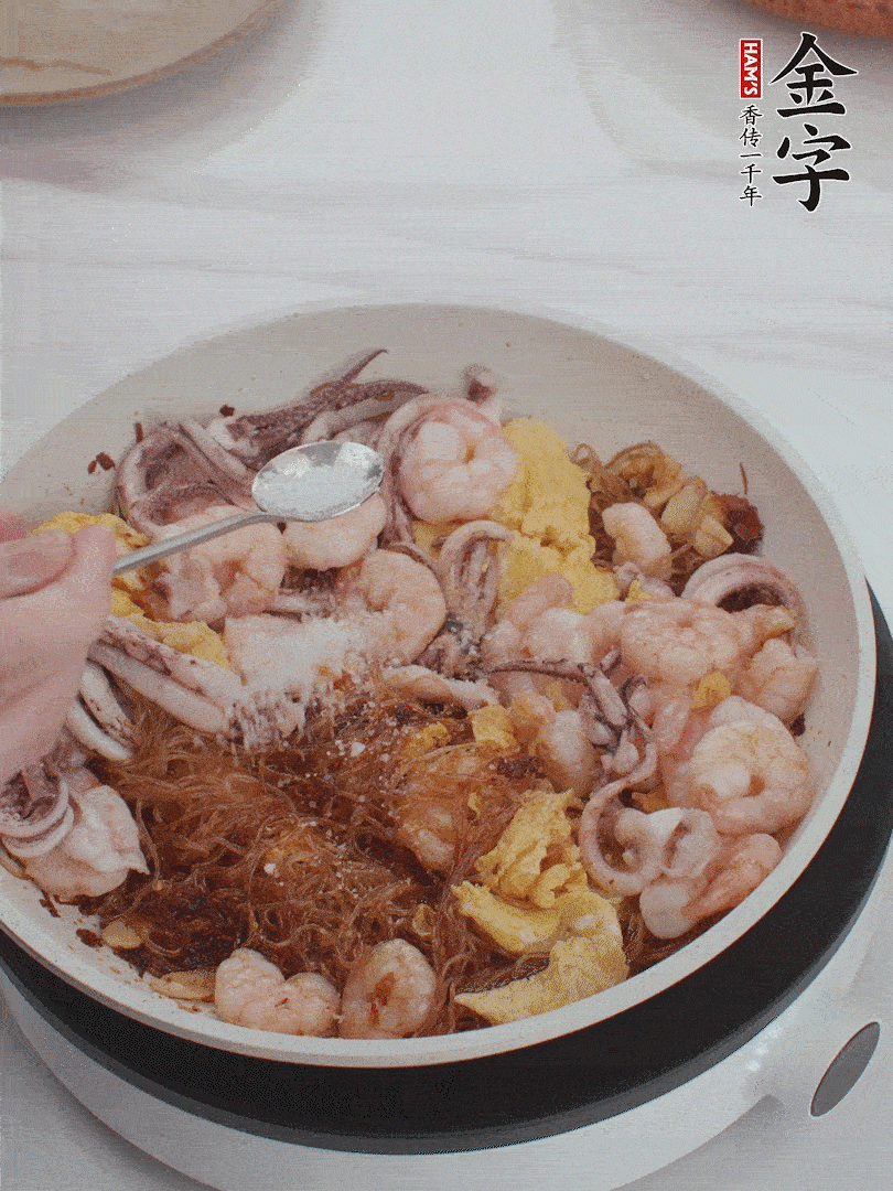 加雞蛋，蝦仁，魷魚混合。