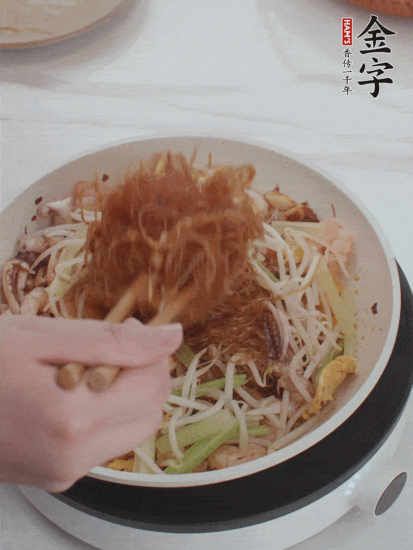 放焯好水的香芹、豆芽翻炒挑松。