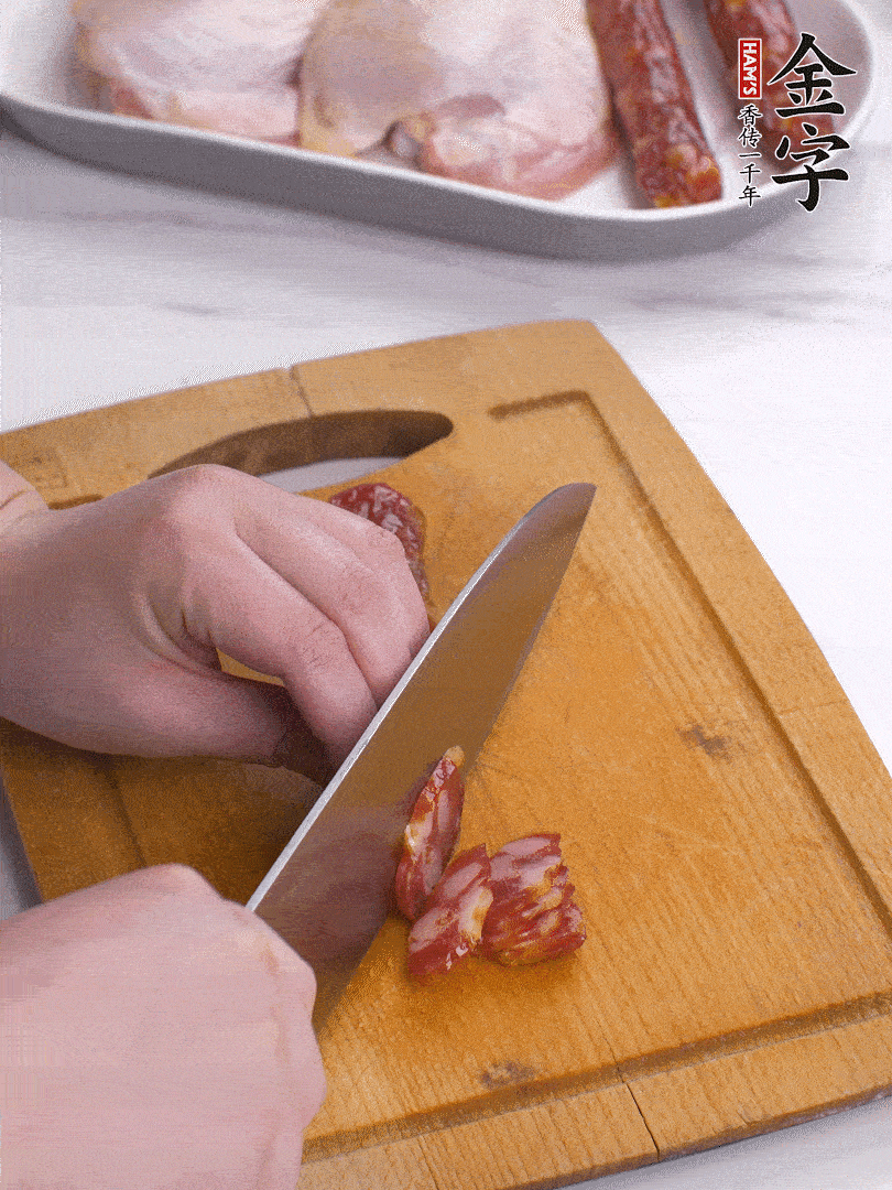 雞大腿去皮去骨切成塊，金字香腸切片，干香菇泡發(fā)切片，小蔥切蔥花。