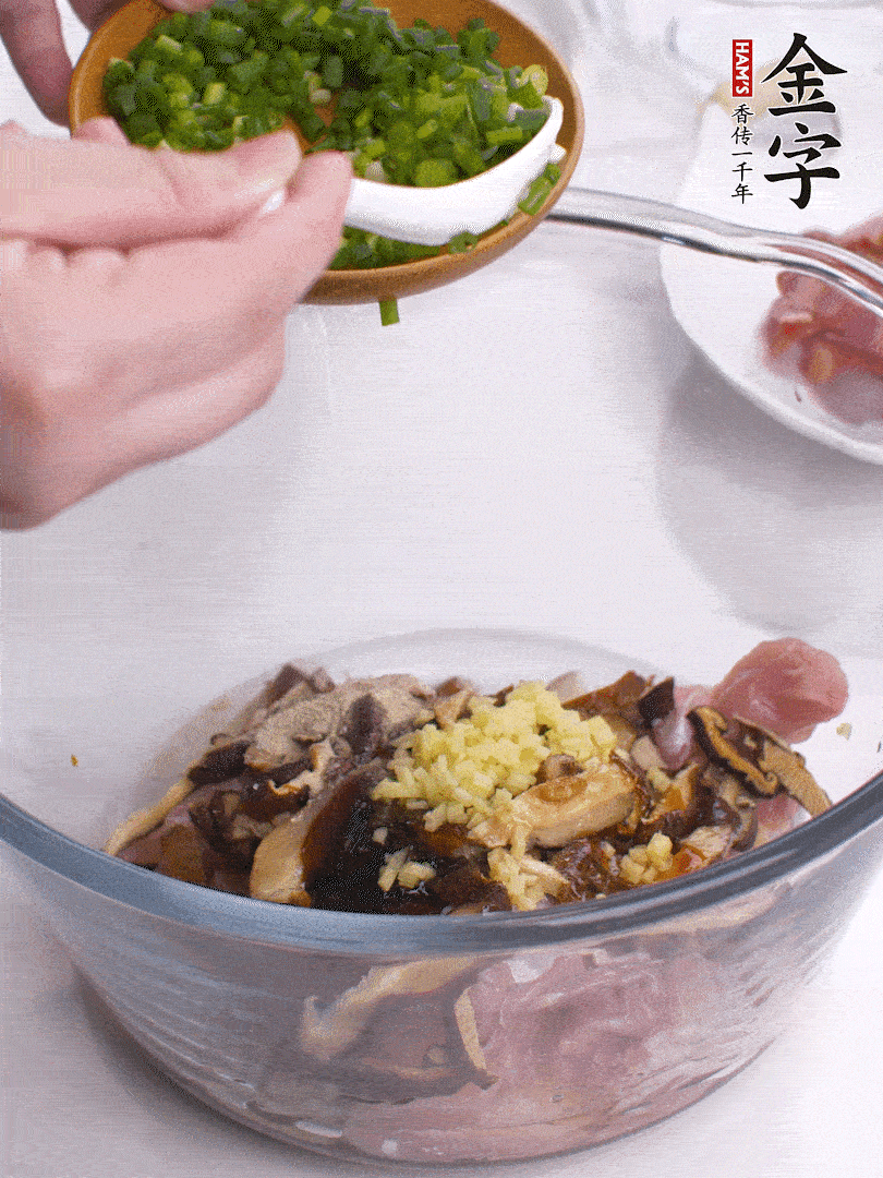 雞肉、香菇混合，加清水1/3杯、料酒1勺、蠔油1勺、鹽1勺、糖1/4勺、白胡椒1/4勺、食用油1勺、香油1/4勺、姜末、蔥花，攪拌均勻腌制2小時。