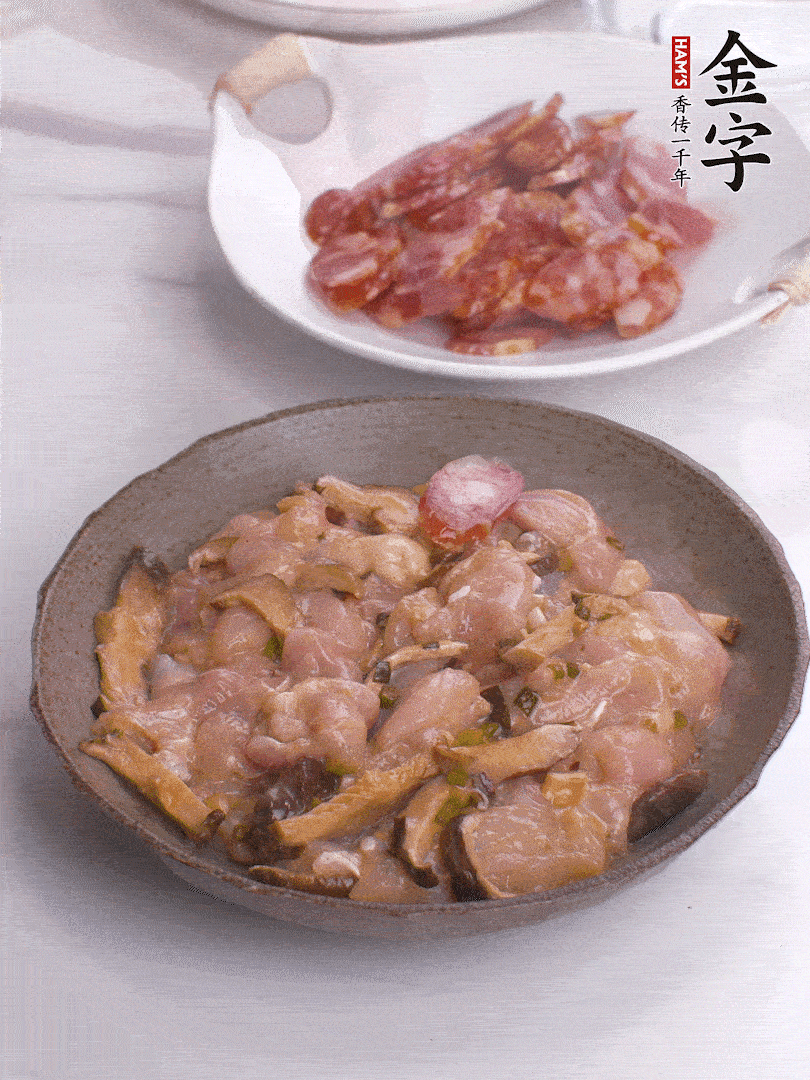 腌制后，雞肉中加淀粉1勺，頂部碼上香腸片。