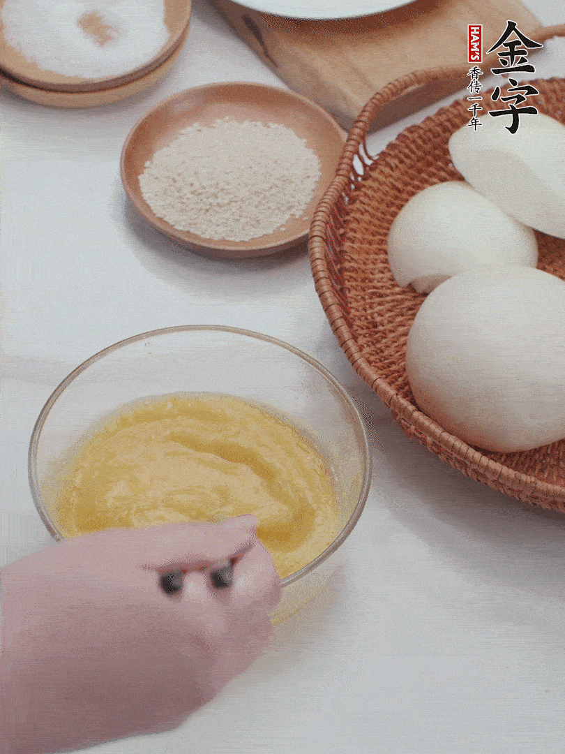 2個(gè)雞蛋加入1小勺鹽、1/2小勺胡椒粉打散。