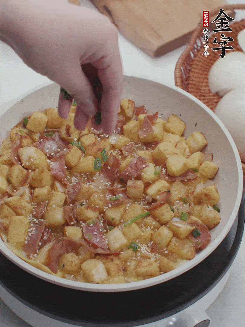 淋入剩余蛋液，蛋液凝固，撒上蔥綠和熟芝麻。