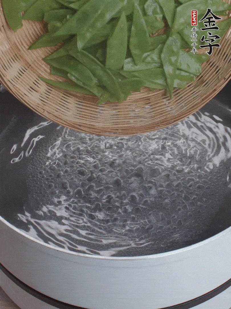 甜豆莢撕掉老筋，斜切兩半，焯水1分鐘。