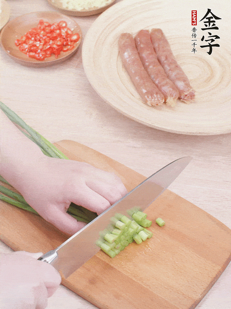 蒜苔切丁，蔥姜蒜切小丁，小米辣切圈。