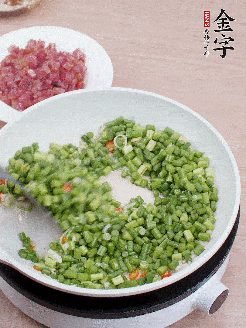 下蒜苔丁、一點(diǎn)鹽翻炒。