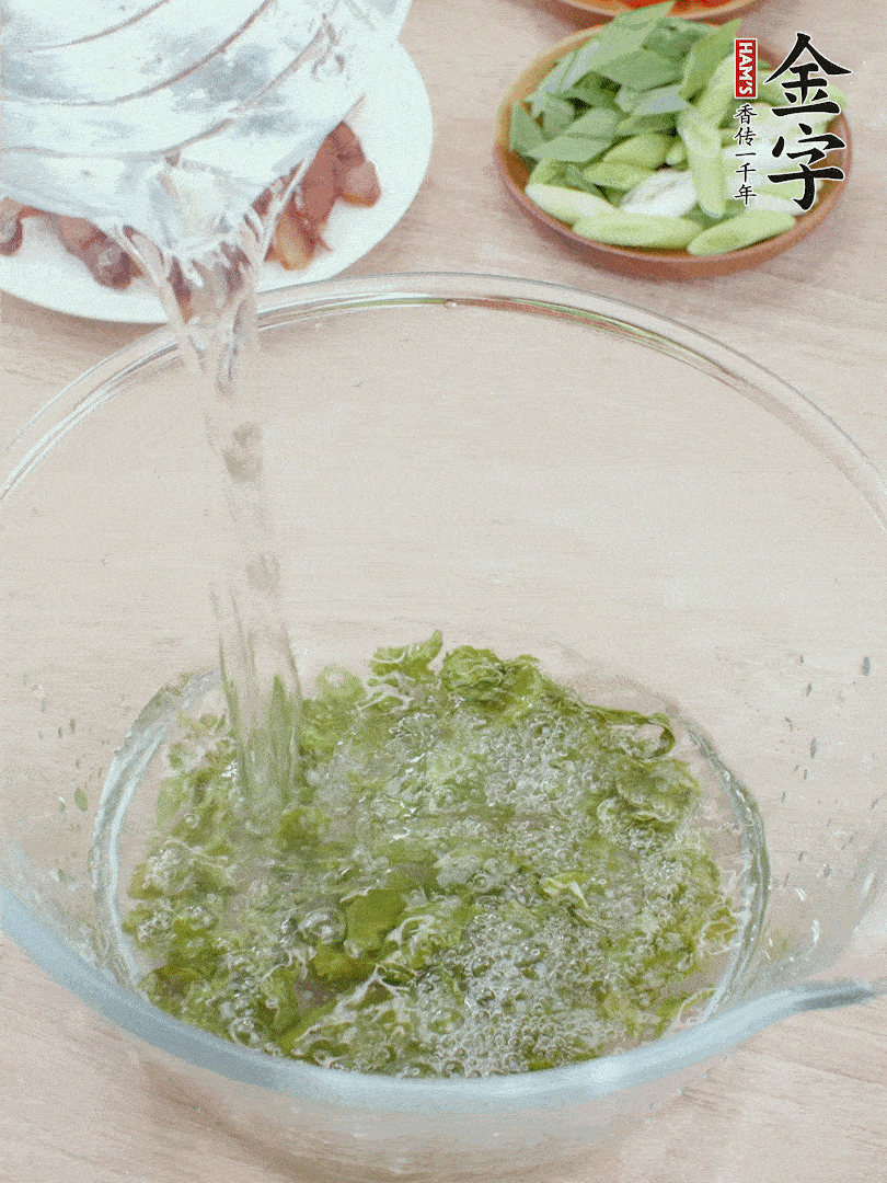 萵筍干溫水泡2小時(shí)，青紅辣椒切圈，姜切片，青蒜斜切段。