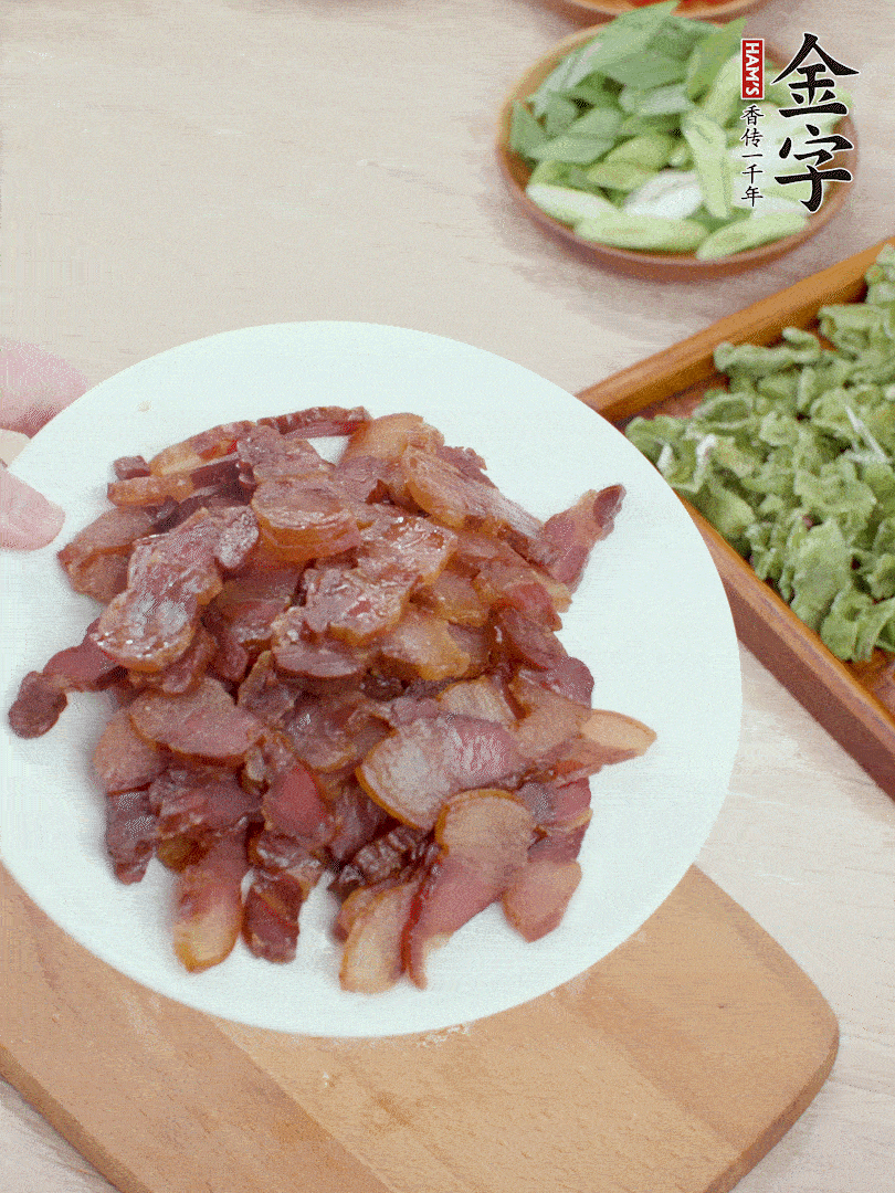 臘肉水煮15分鐘，切薄片。