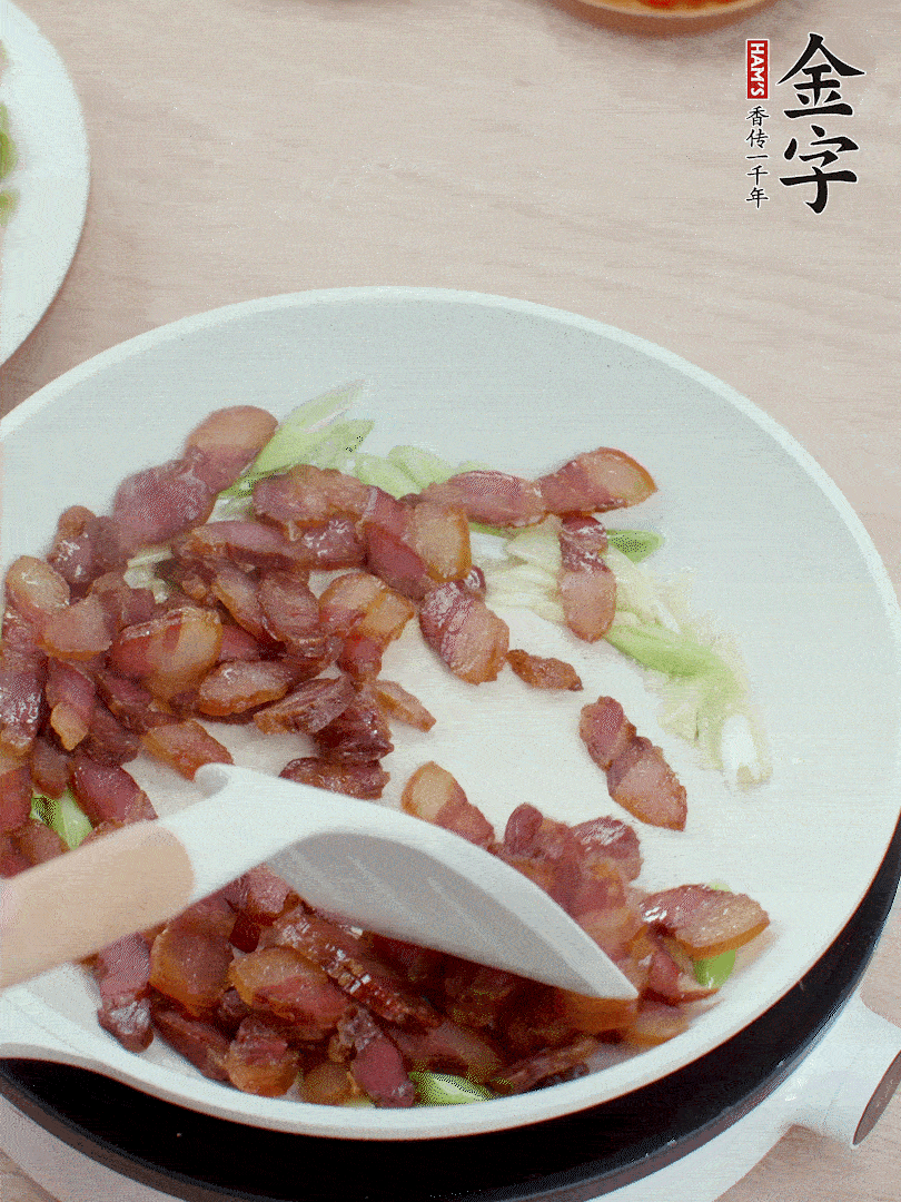 鍋中少許油，姜、蒜白爆香，下臘肉煸出油脂。